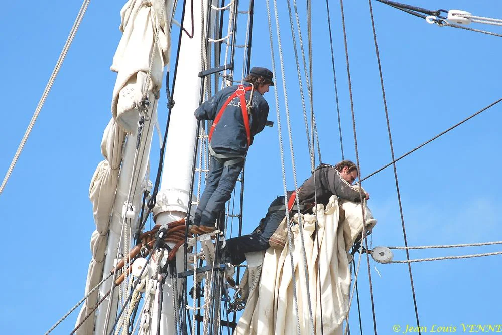 L’équipage installe les voiles sur les vergues du Bélem