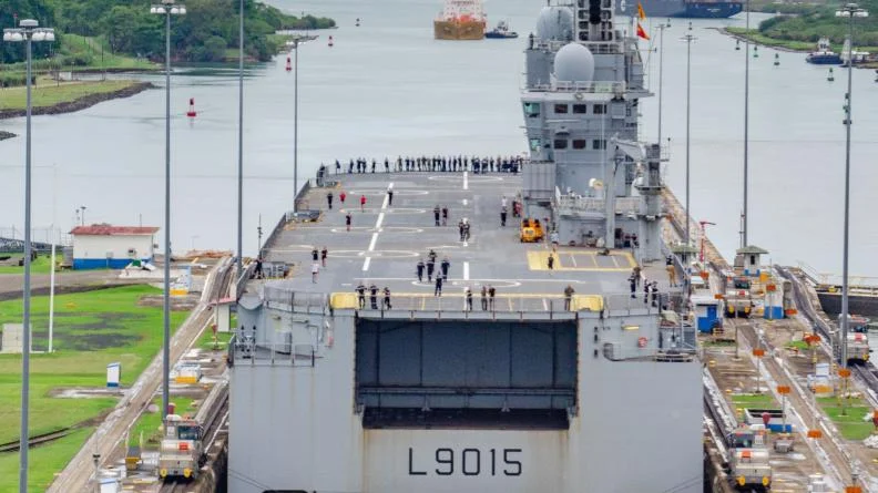 Le porte-hélicoptères Dixmude dans une des écluses du canal de Panama