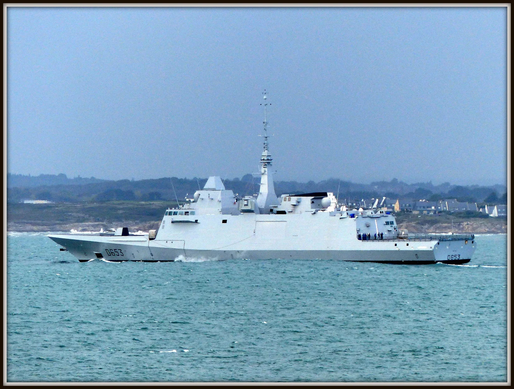 La frégate Languedoc vue depuis Port-Lay, sur la côte nord de l'Île de Groix