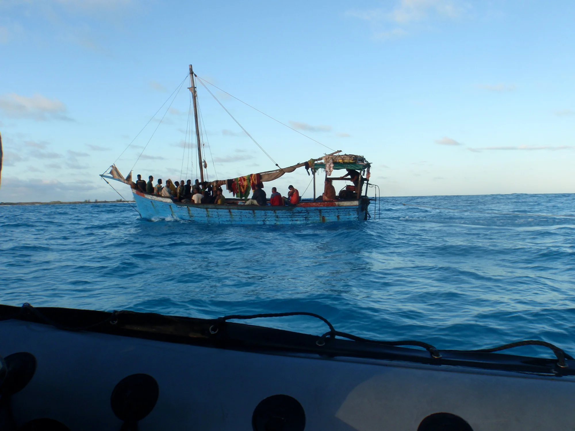 Pêcheurs en action de pêche illicite sur le lagon de l’île Juan de Nova