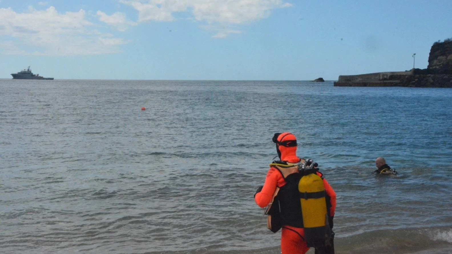 Des plongeurs inspectent une plage