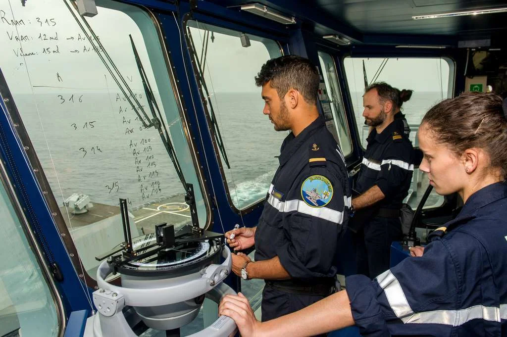 Un officier-élève en passerelle du Dixmude