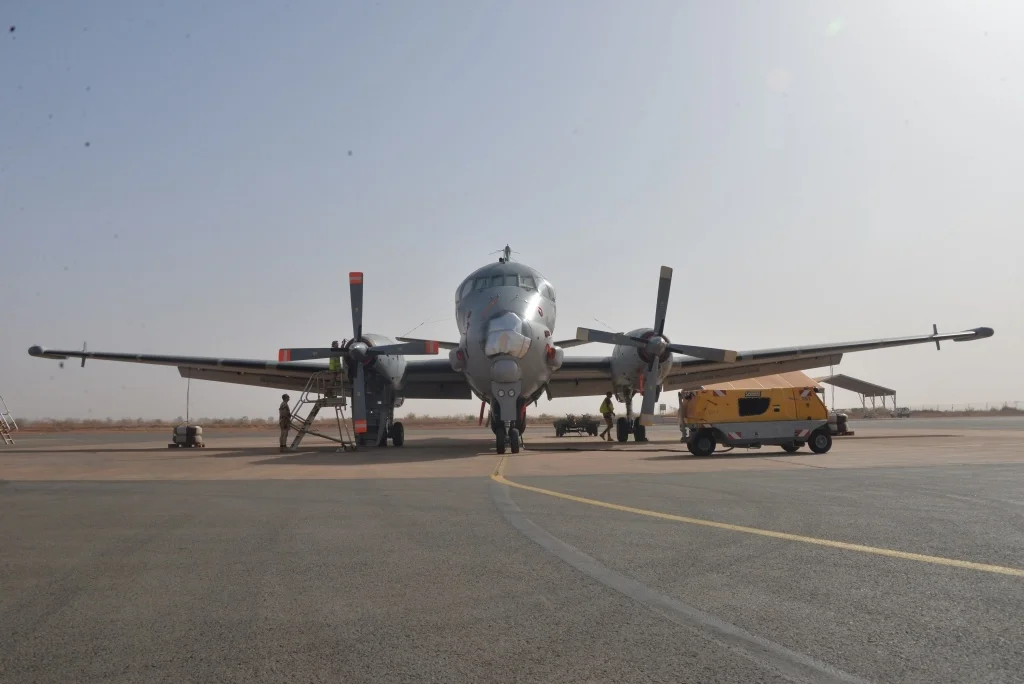 Un avion de patrouille maritime ATLANTIQUE 2 sur la base aérienne projetée de Niamey