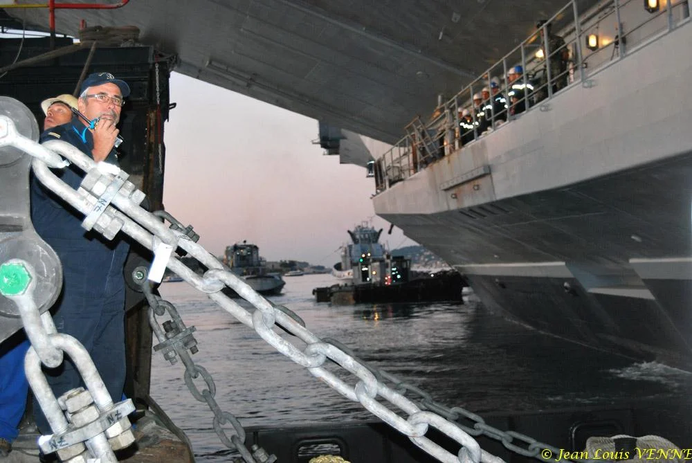 Le Charles de Gaulle sort du bassin