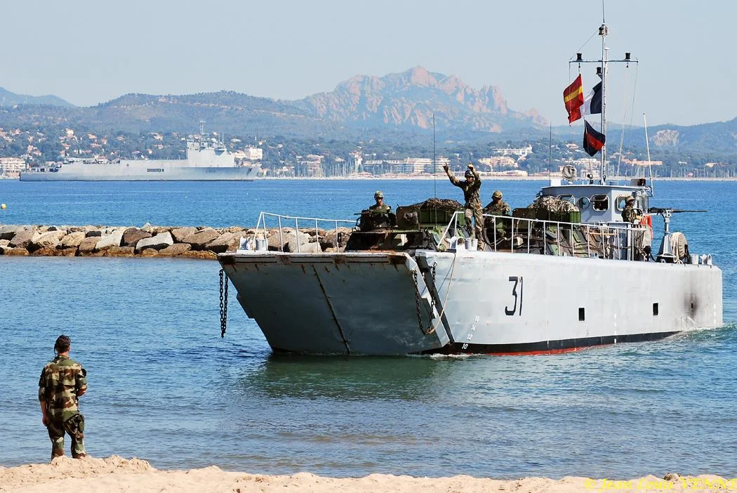 L'engin approche de la plage