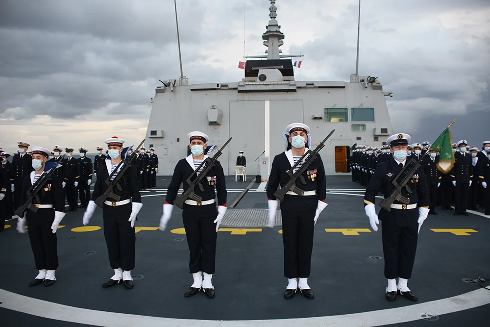 La frégate Auvergne rend hommage aux marins du cuirassé Bouvet