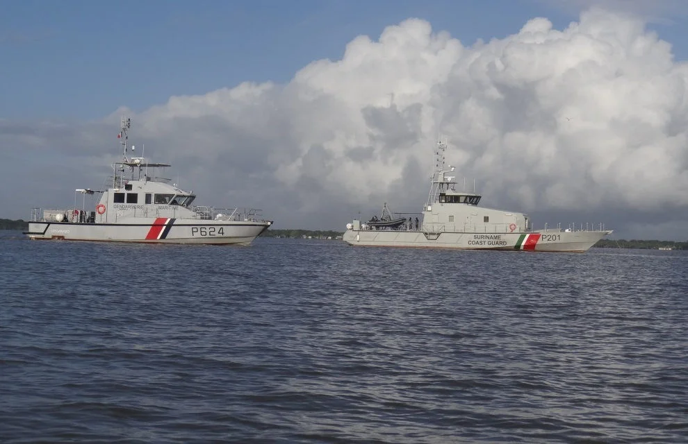 La vedette côtière de surveillance maritime Organabo et a le patrouilleur des garde-côtes surinamien P201