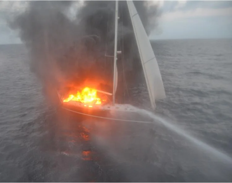 Les 2 narcotrafiquants ont mis le feu à leur embarcation afin de faire disparaître la cargaison illicite