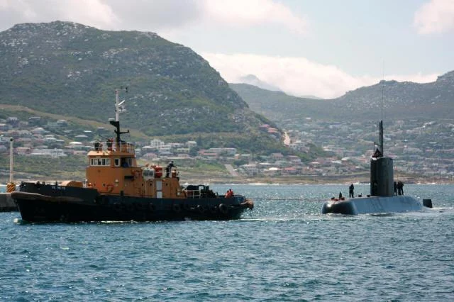 Le Charlotte Maxeke rentre au port avec l'aide d'un remorqueur