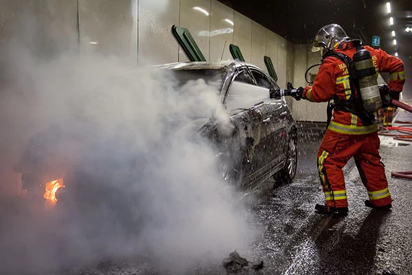 Feu de voiture à l’intérieur du tunnel Prado Carenage