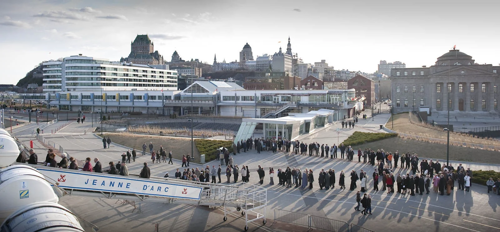 La file des visiteurs attendant de monter à bord de la Jeanne d'Arc