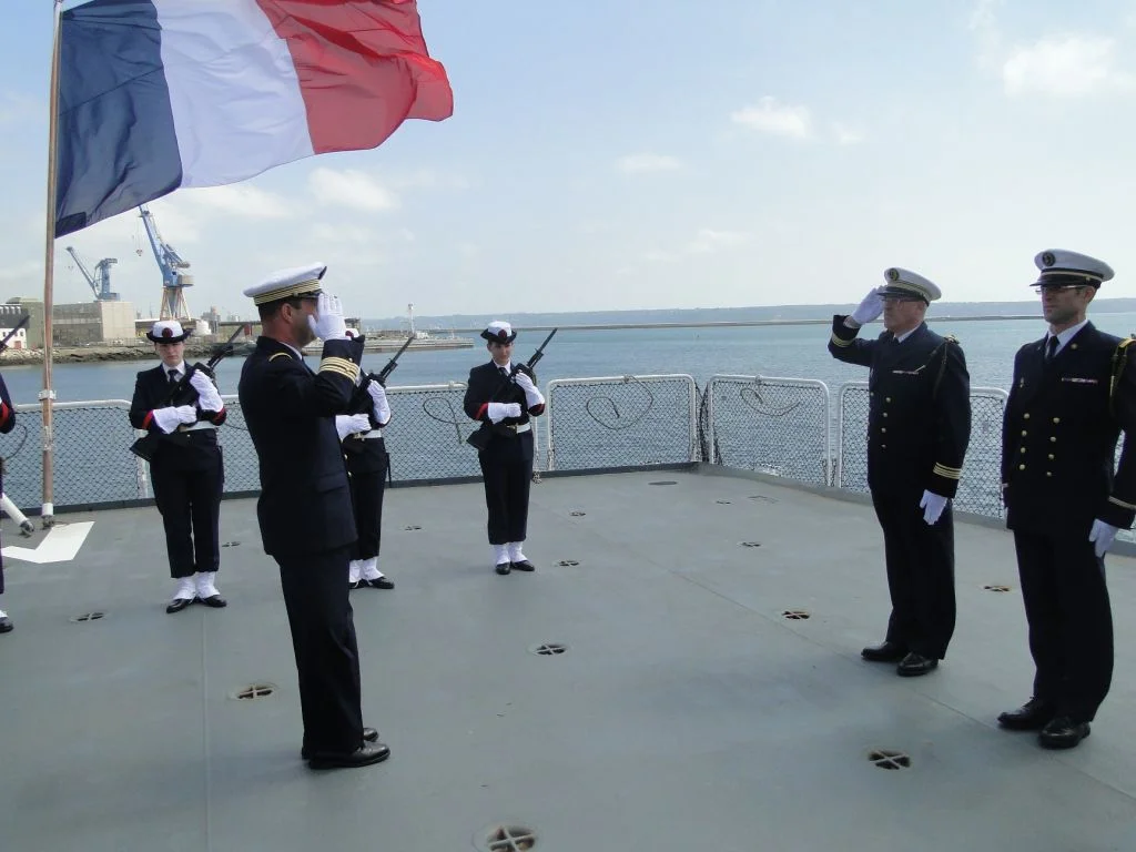 Remise de fourragères aux nouveaux embarqués à bord du Monge