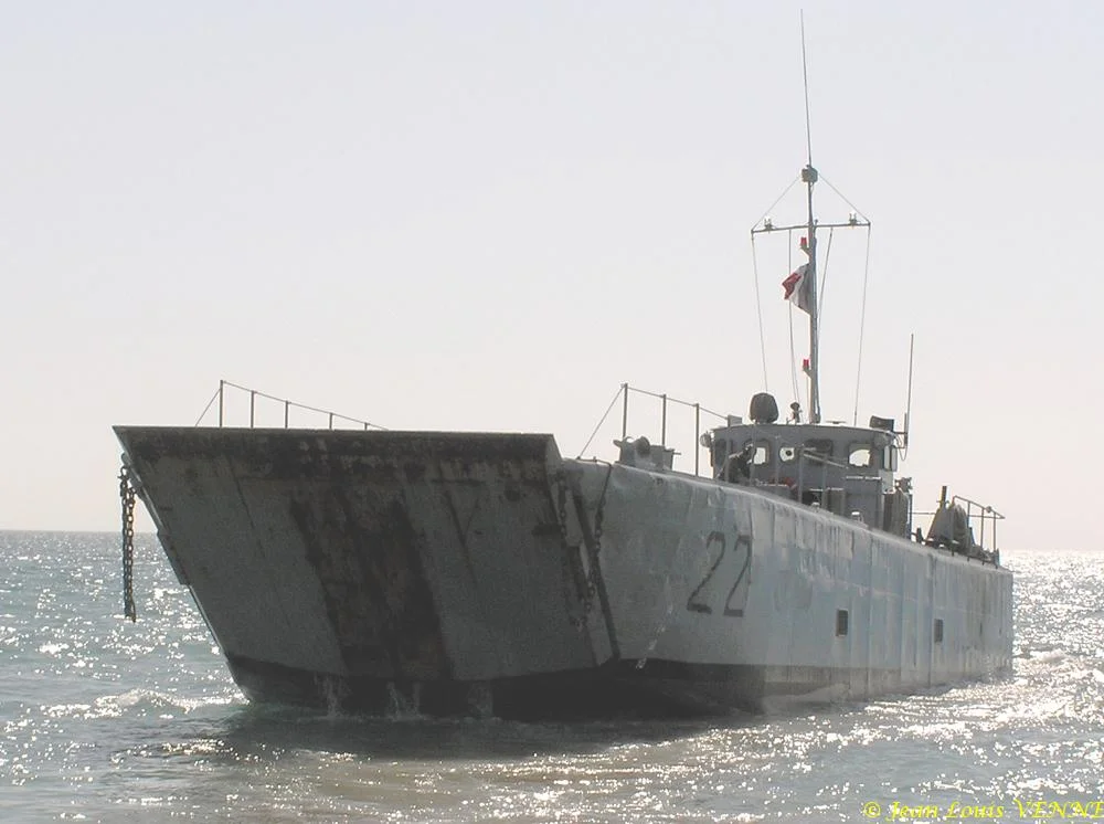 La flottille amphibie s'entraîne sur la plage des Sablettes