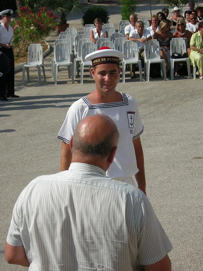 Un élève du BAT reçoit son insigne de plongeur-démineur