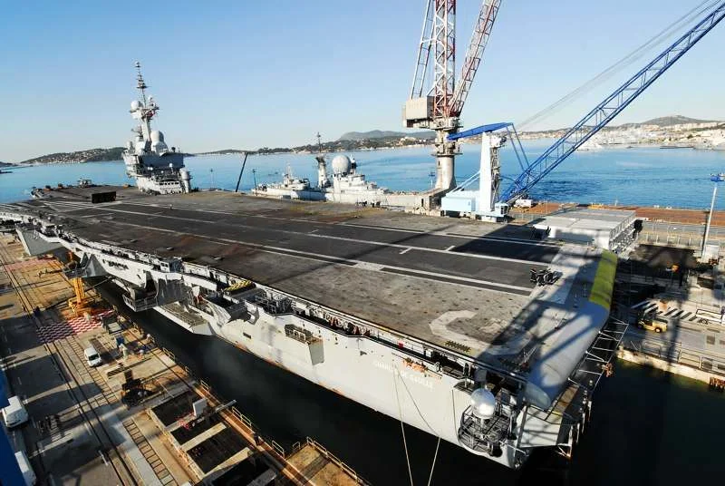 Le porte-avions Charles de Gaulle échoué au bassin