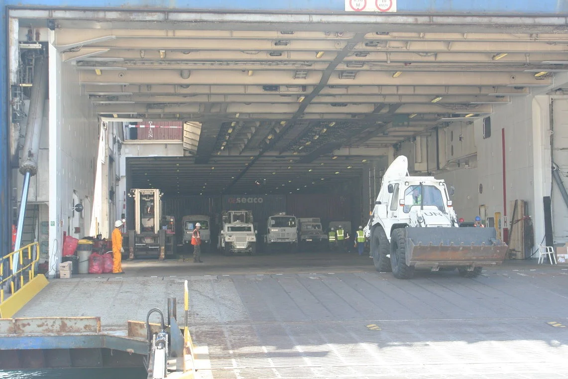 Un véhicule du génie débarque du navire