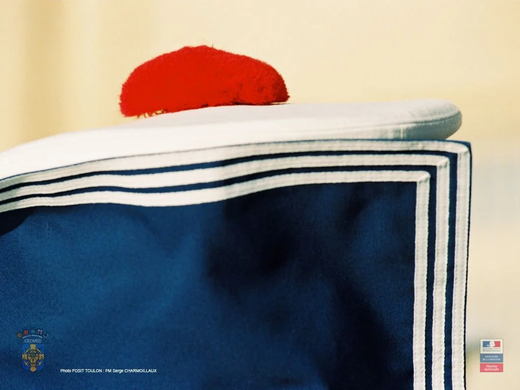 Col de marin et pompon rouge