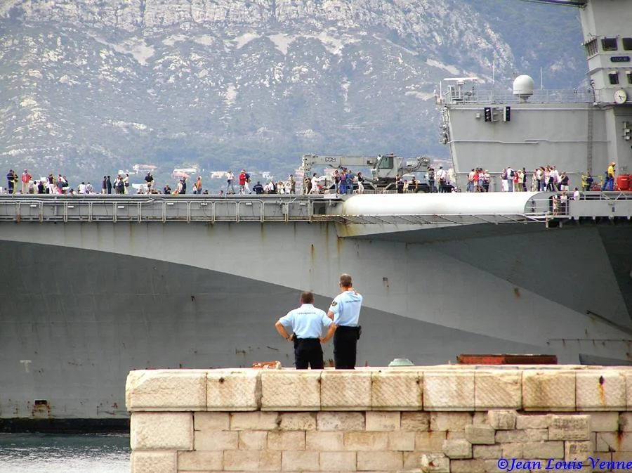 La sortie des familles du Charles de Gaulle
