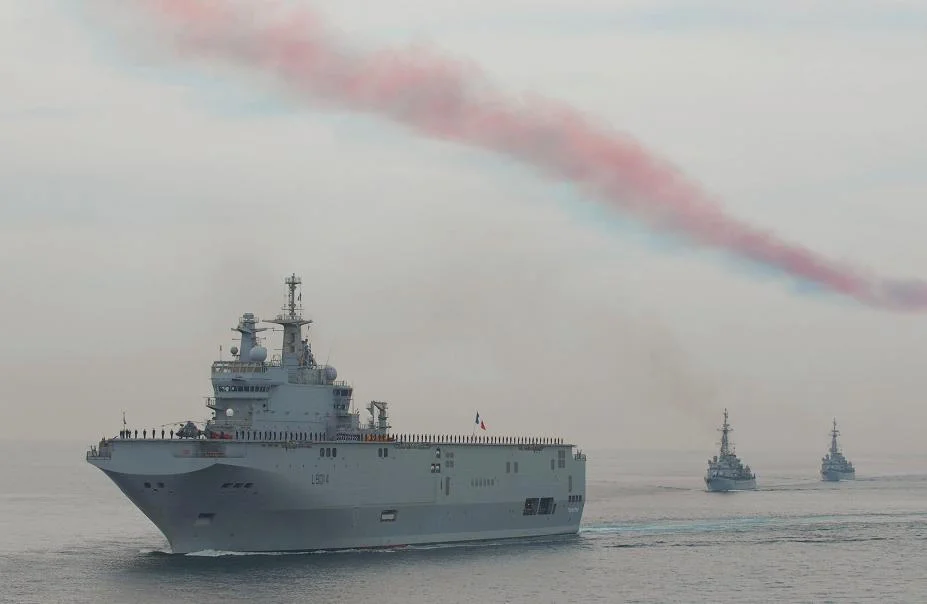 La patrouille de France survole les bâtiments de la revue