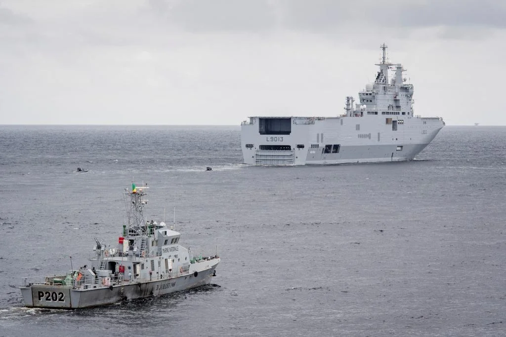 Le Bâtiment de Projection et de Commandement (BPC) Mistral et le patrouilleur de la Marine Congolaise « 31 Juillet 1968 »