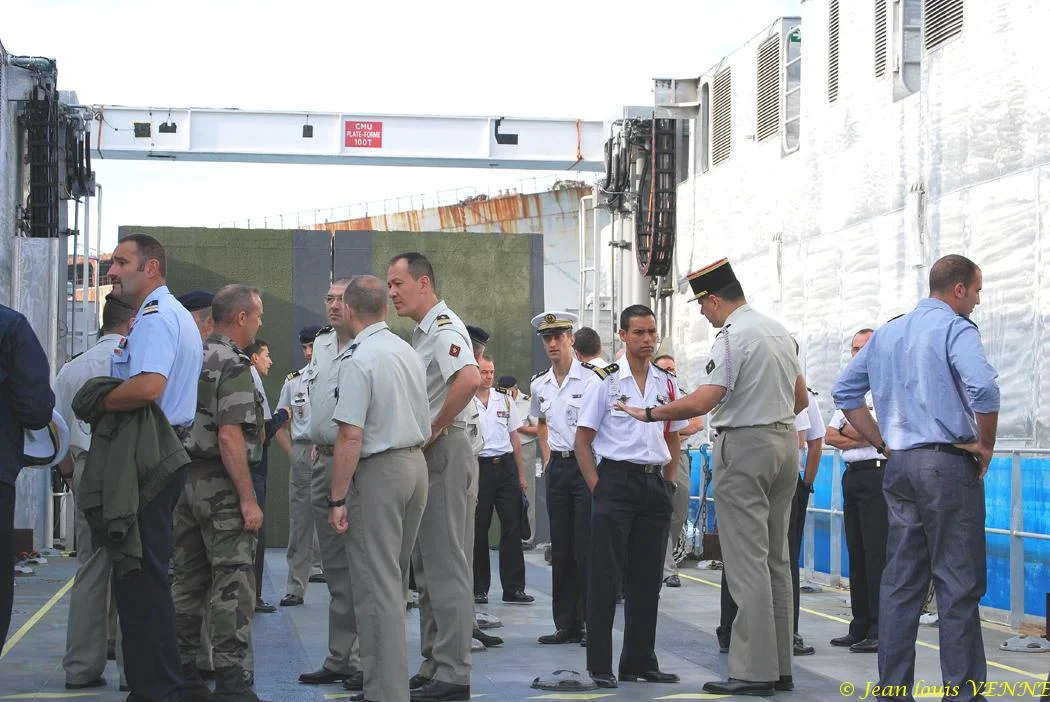 De nombreux officiers de la marine et de l'armée de terre assistent aux essais