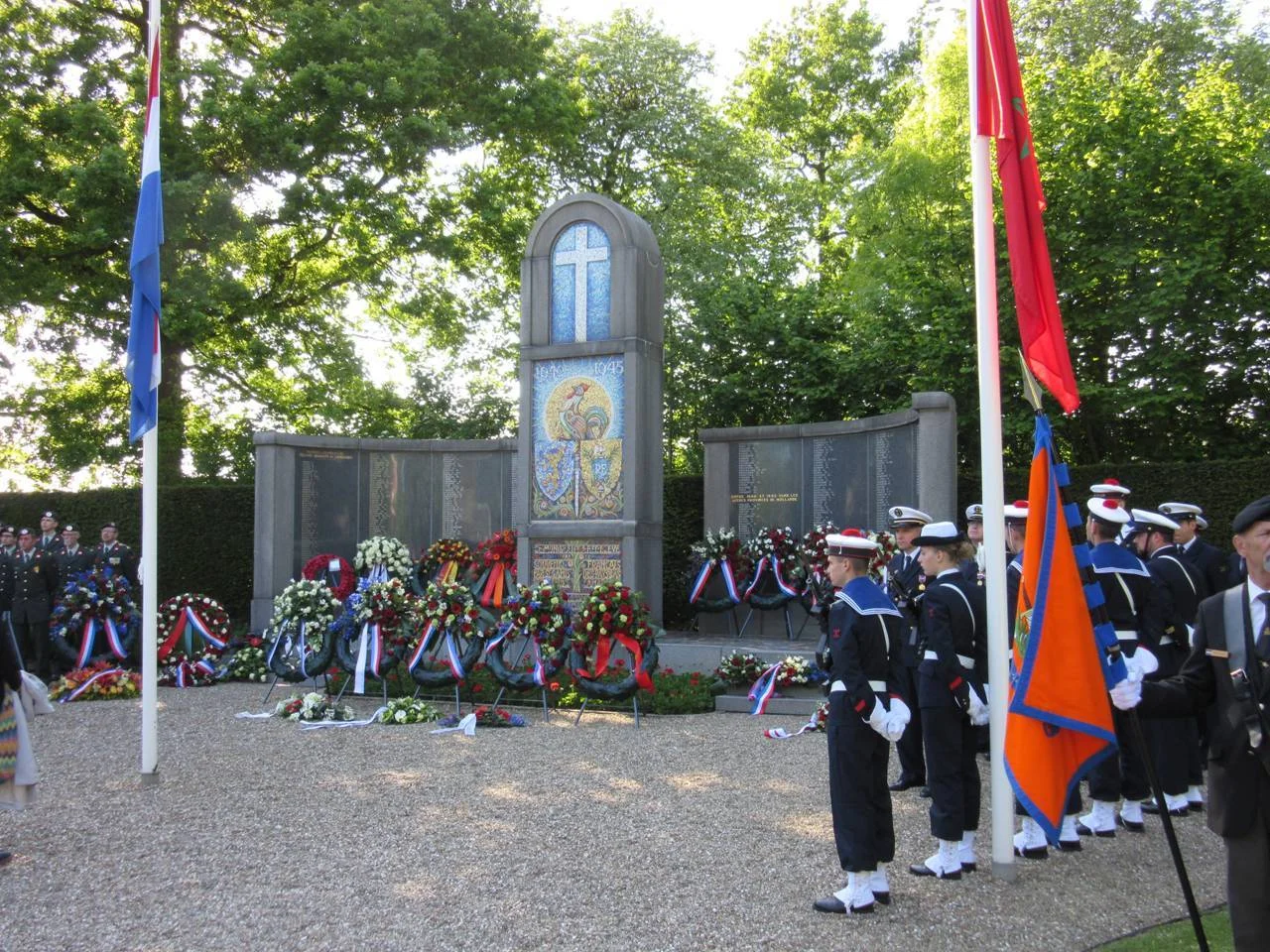 Le monument de Kapelle toujours très fleuri chaque 21 mai