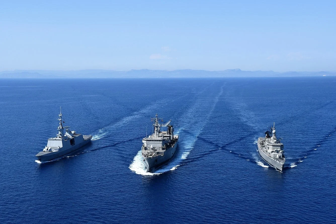 La frégate Guépratte, la frégate grecque Kanaris et le ravitailleur grec Prometheus