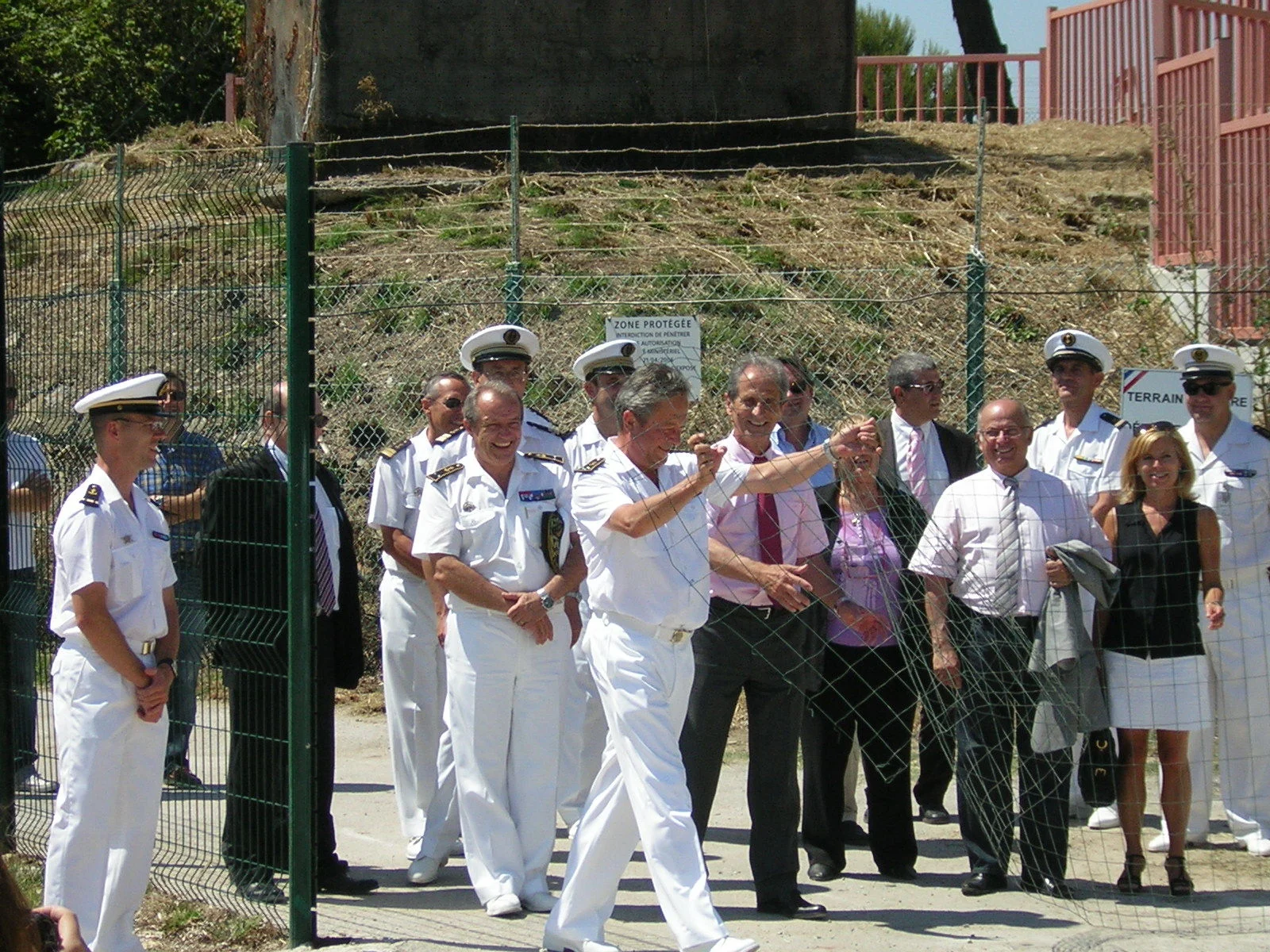 Le préfet maritime ouvre symboliquement la grille