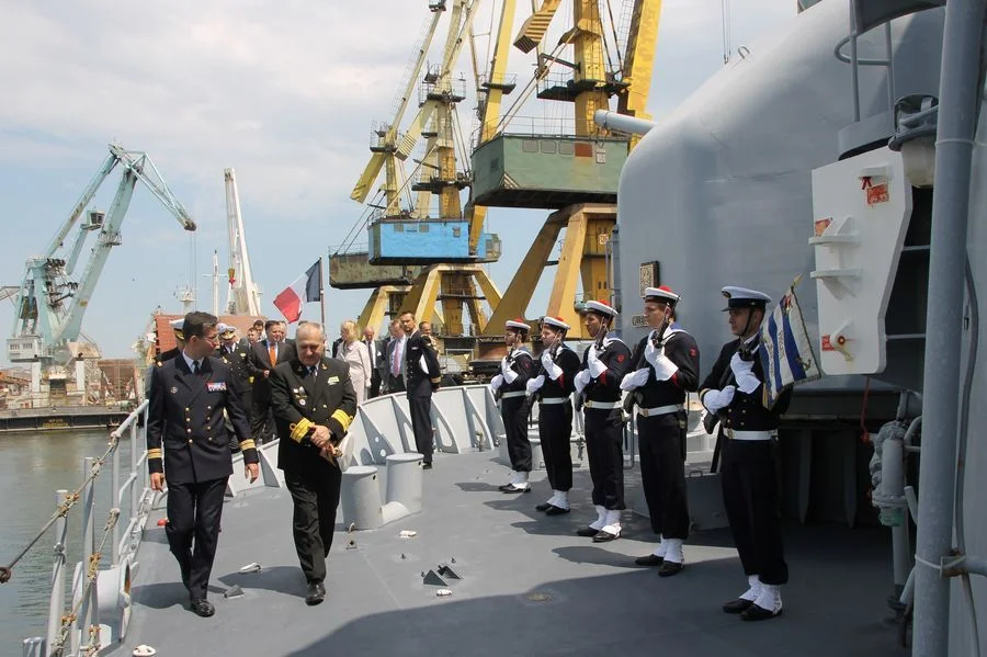 Le commandant présente le Jean Bart au commandant de la flotte de surface roumain
