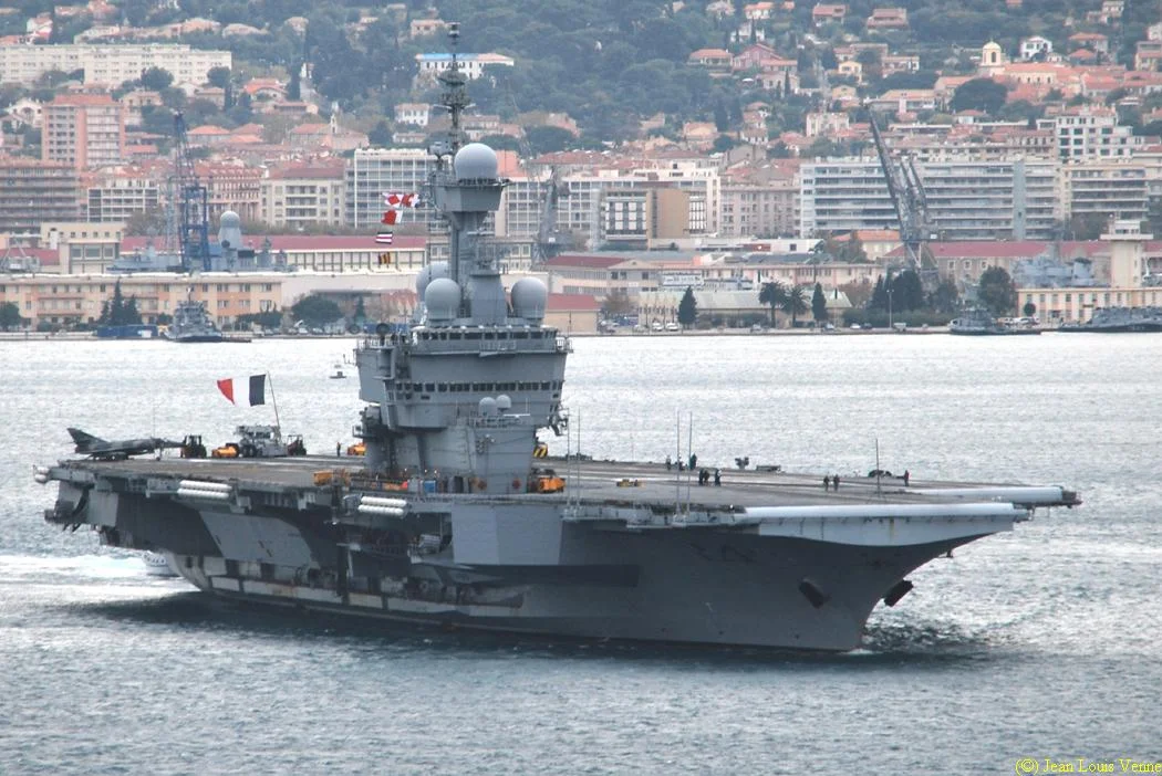 Le Charles de Gaulle en route pour l’océan Indien