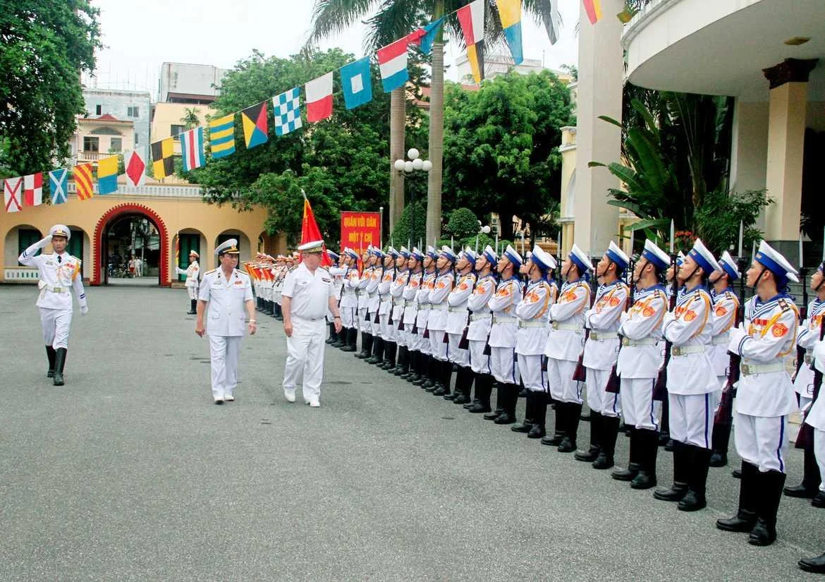 Le chef d’état-major de la marine en visite officielle au Vietnam