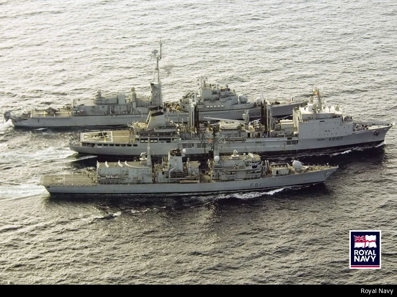 La Marne ravitaille le Sutherland et le Tourville