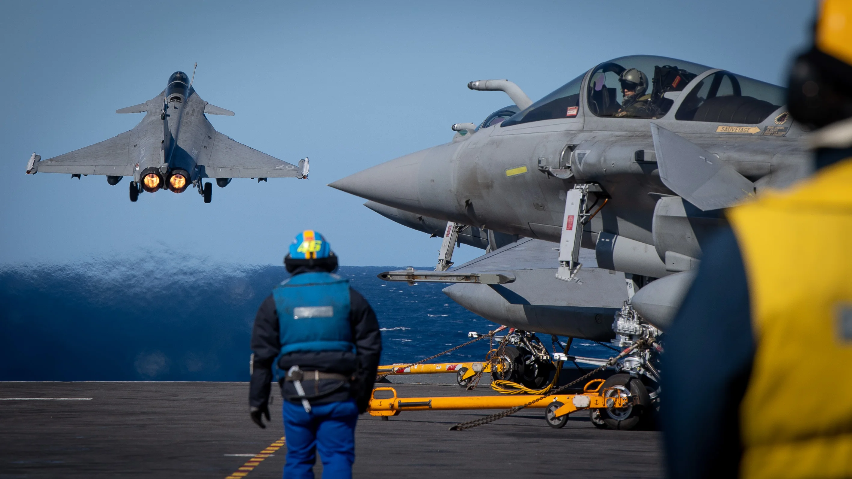 Un Rafale Marine décolle depuis le pont du Charles de Gaulle