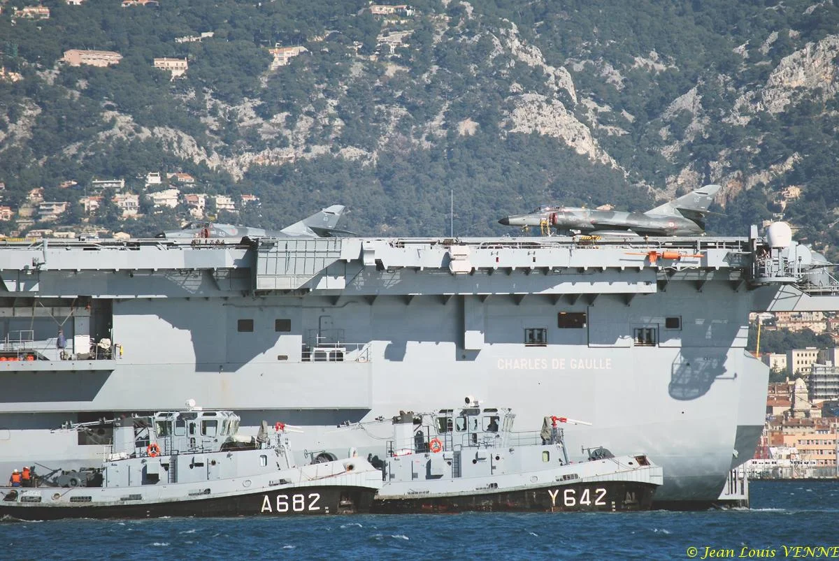 Le porte-avions Charles de Gaulle rentre de mer