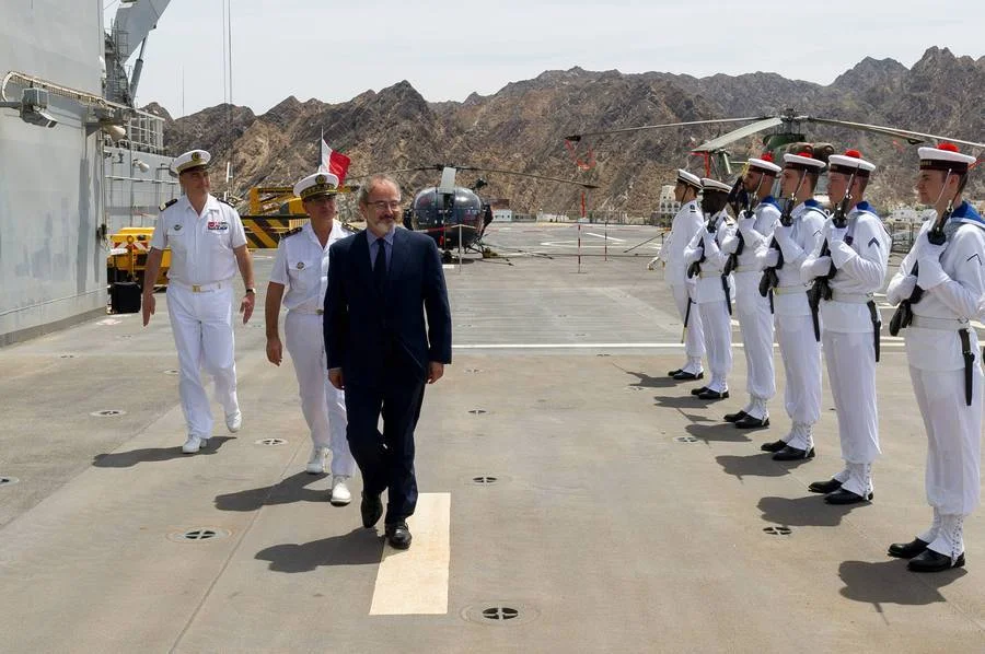 L'ambassadeur de France près d'Oman sur le pont du BPC Tonnerre