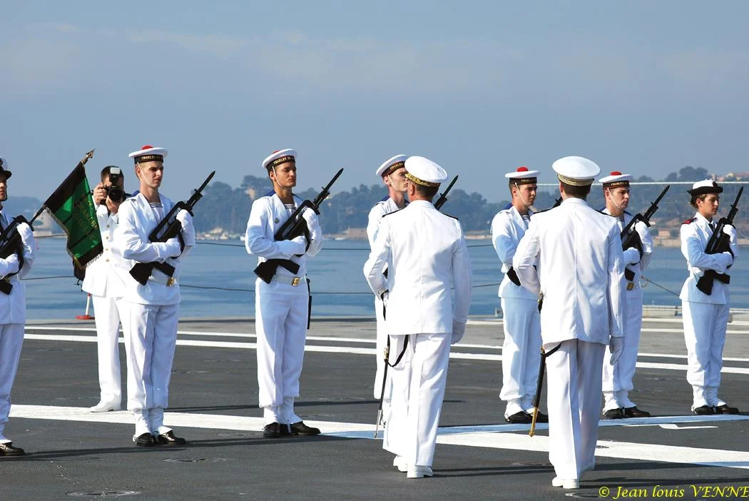 L'ancien commandant, le CV Boivin, ALFAN et le commandant en second, devant la garde d'honneur