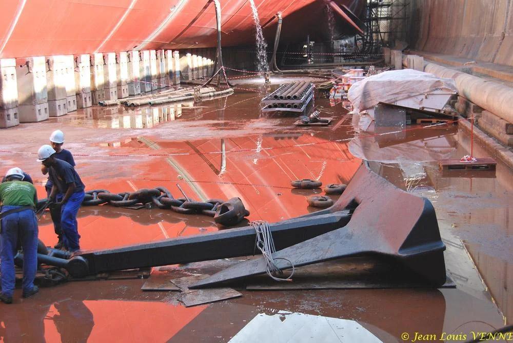 Le Charles de Gaulle ré-embarque ses lignes de mouillage