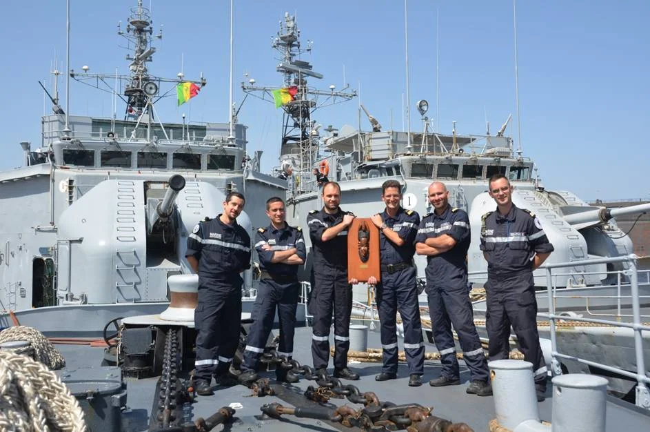 Les commandants du « Lieutenant de vaisseau Lavallée » et du « Commandant Blaison » se transmettent la plaque de l'opération Corymbe