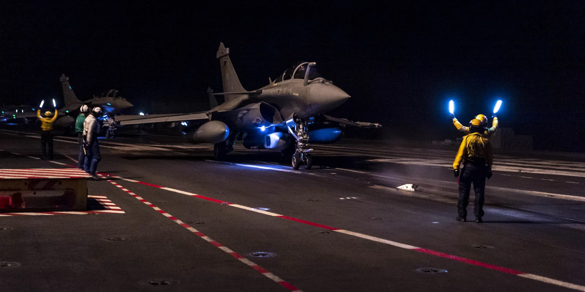 Des Rafale-Marine sont guidés de nuit par des 