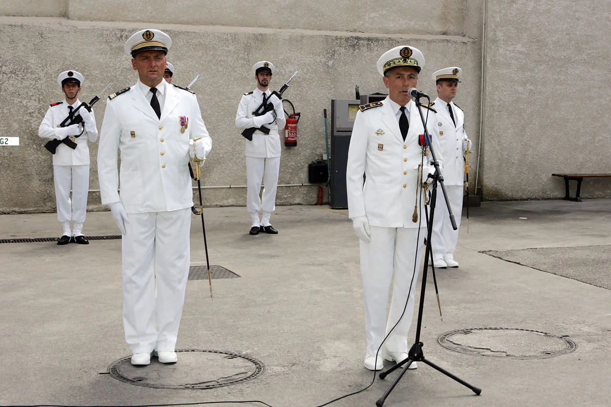 Le CC Champon à la droite du contre amiral Pancrazi