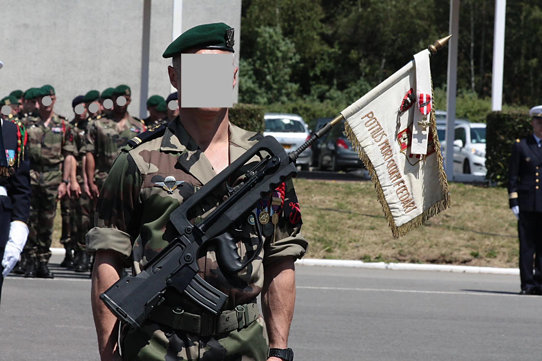 Remise de la Croix de la Valeur Militaire au Commando de Montfort
