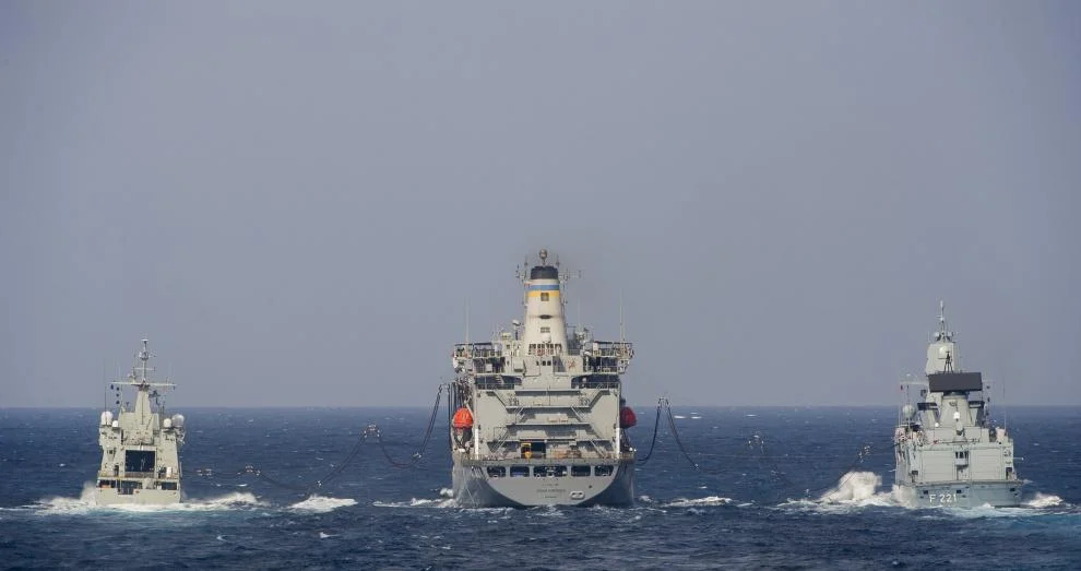 Un pétrolier américain ravitaille 2 bâtiments de la force Atalante