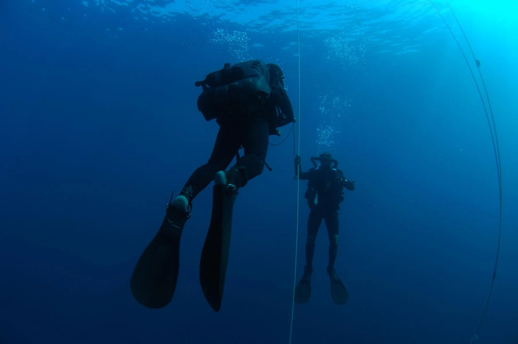 Élèves démineurs effectuant leurs paliers au recycleur CRABE
