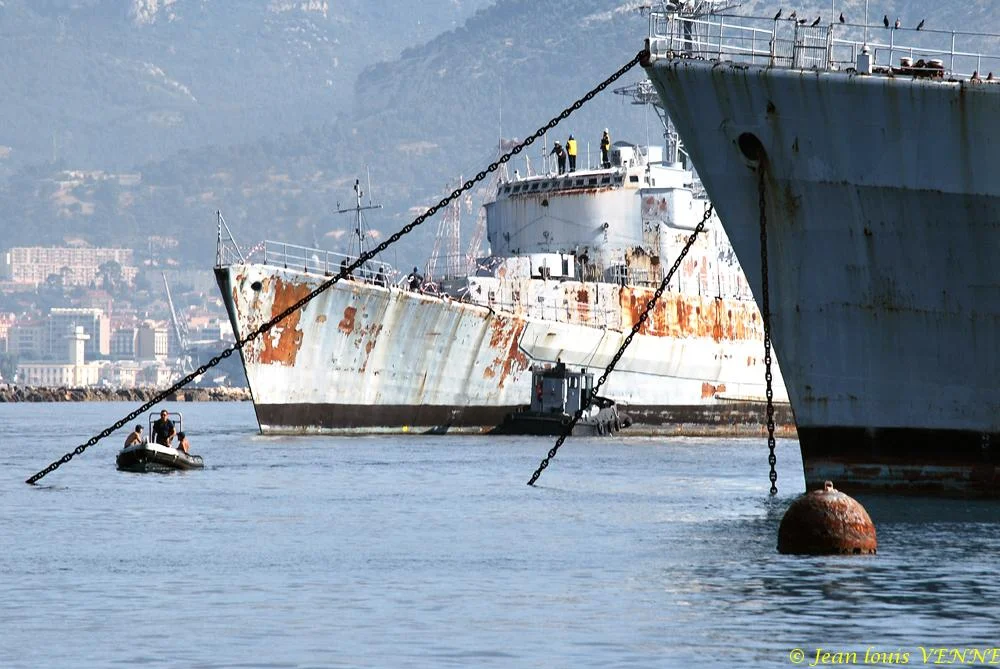 La coque de l’ex-aviso escorteur Commandant Rivière transférée de Saint-Mandrier à la base navale de Toulon