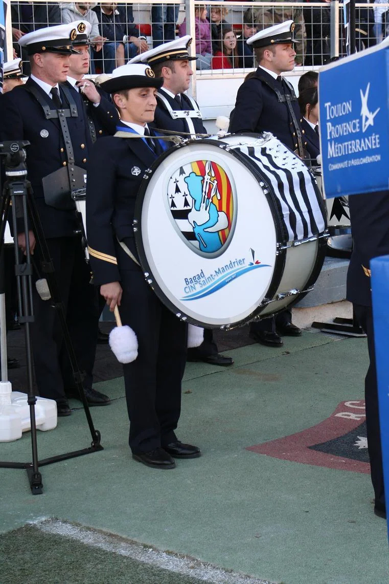 Le bagad du CIN St-Mandrier assure une animation musicale pendant la mi-temps