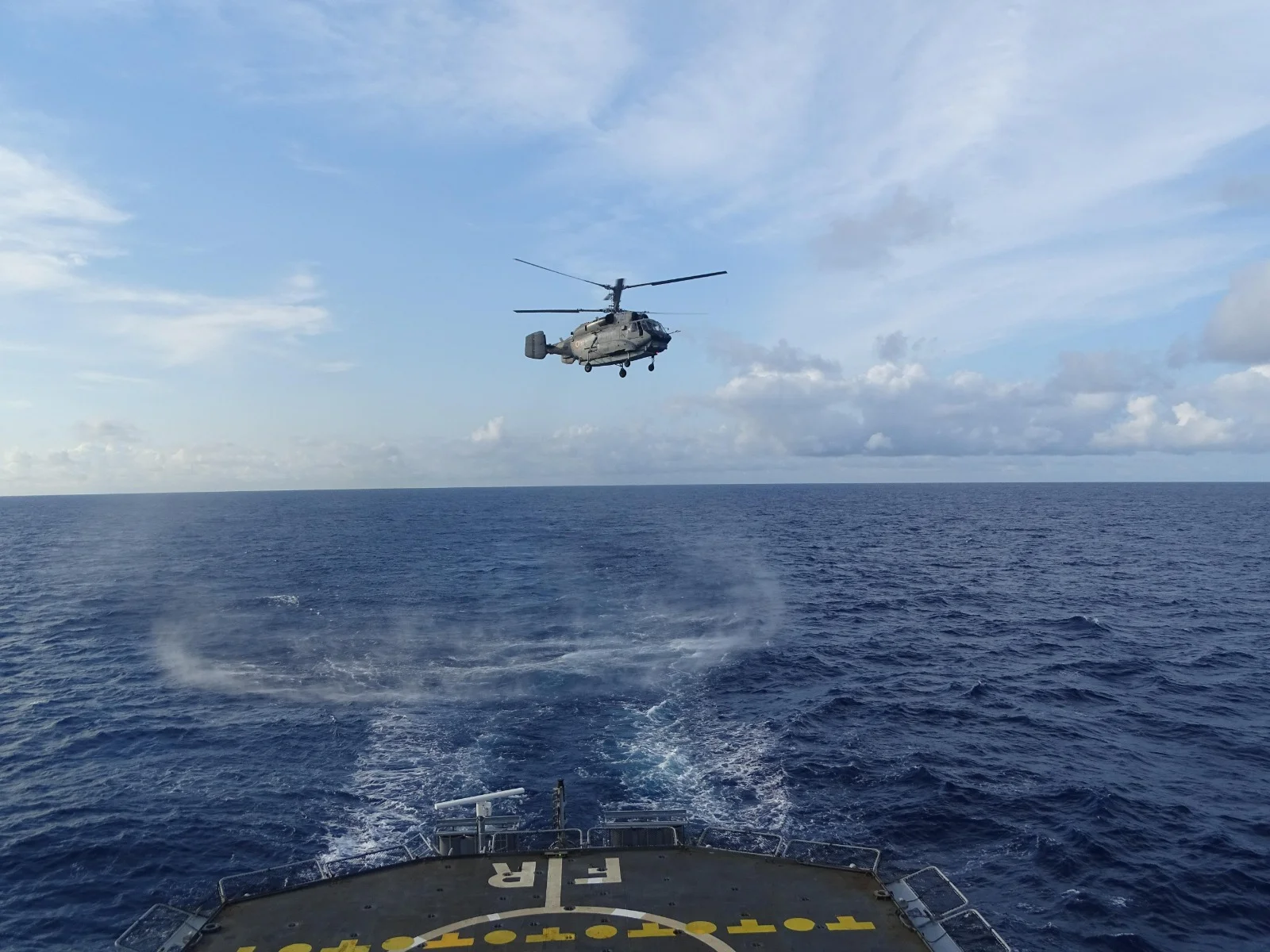 Un hélicoptère indien se prépare à apponter sur la frégate Floréal