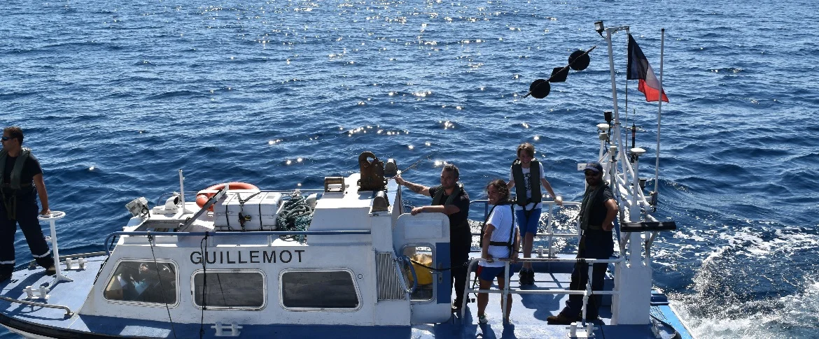 Deux adolescents du lycée français de Madrid à bord d'une vedette hydrographique du BH Laplace