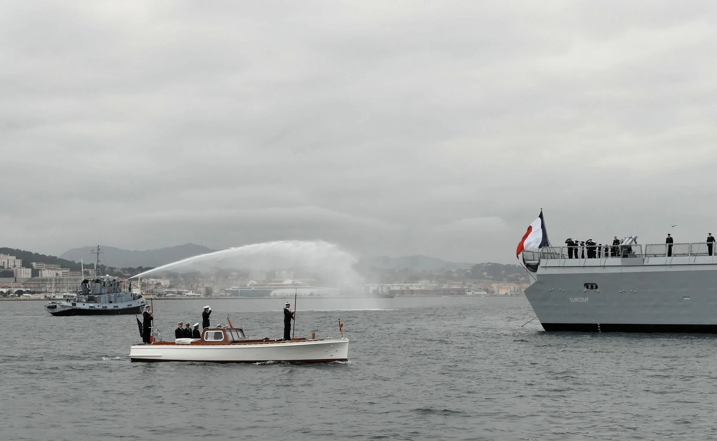 La vedette s'approche du Surcouf