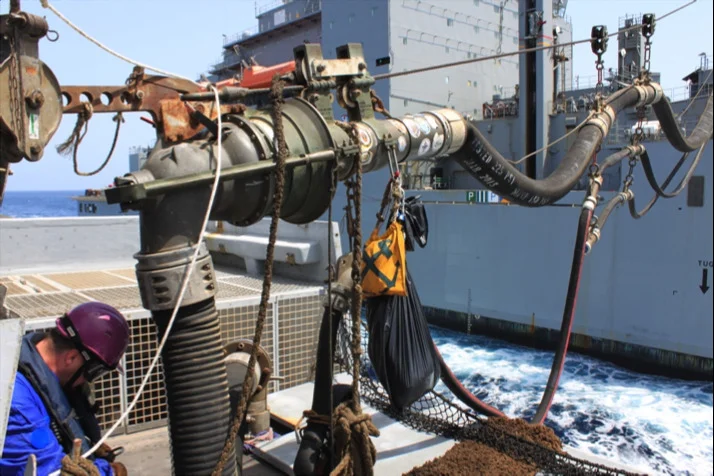 Ravitaillement à la mer du « Surcouf » en océan Indien