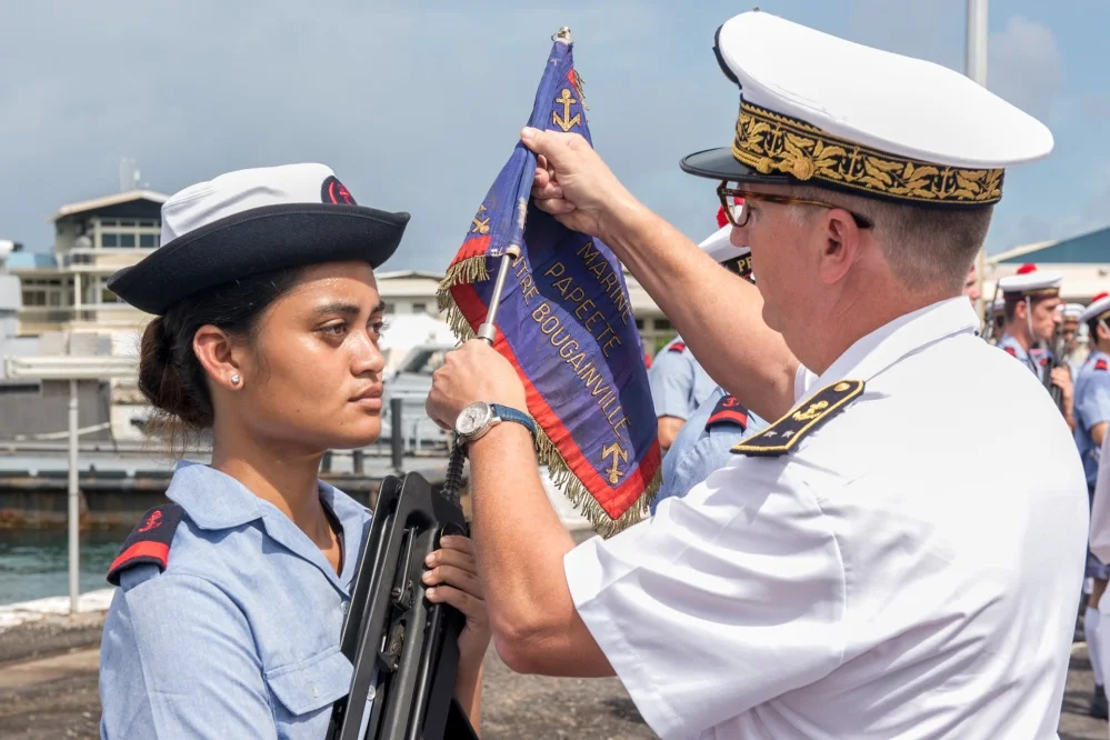 Remise de fanion à la PMM Bougainville de Papeete